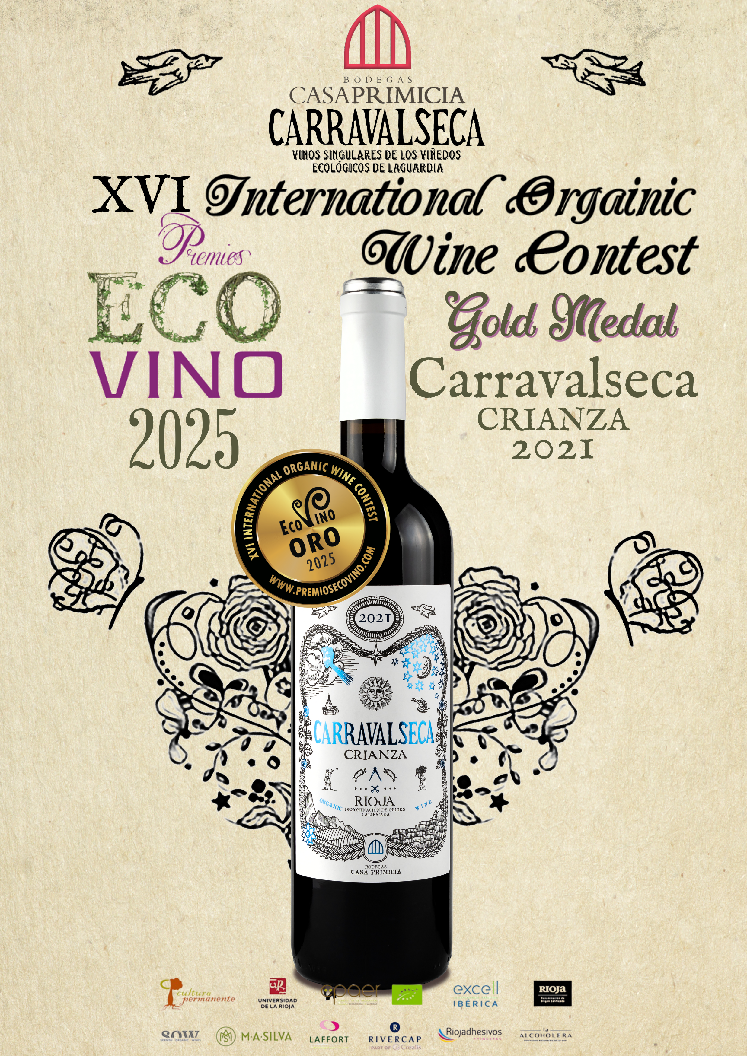Botella del vino ecológico Carravalseca Crianza 2021 de Bodegas Casa Primicia, galardonado con la Medalla de Oro en los XVI Premios Ecovino, sobre un fondo natural que destaca su compromiso con la sostenibilidad.